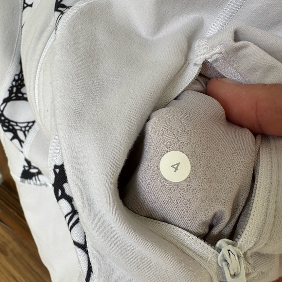 Lululemon size 4 define jacket with hood - Picture 2 of 3